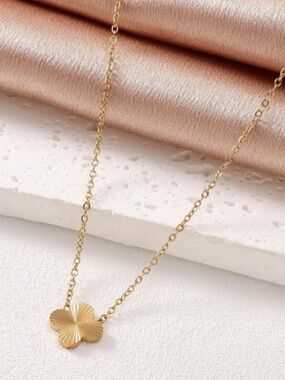 Gold Plated Stainless Steel Clover Necklace – Elegant Minimalist Pendant Jewelry